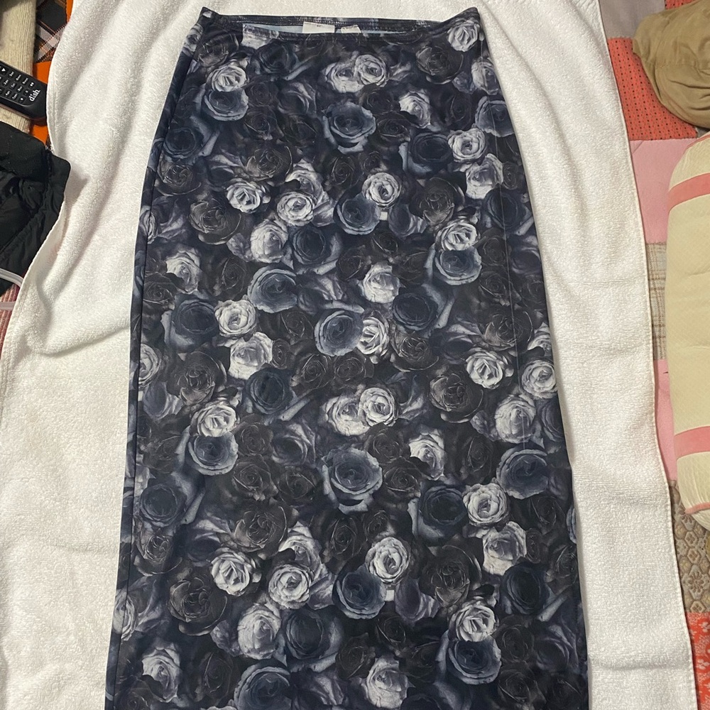 Vintage 2000’s black and grey rose floral print mid skirt size Large